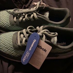 Reebok -ARMY GREEN